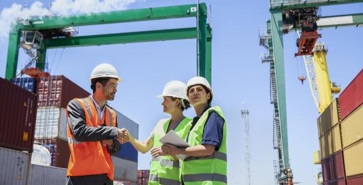 Dlaczego warto zlecić przechowywanie towarów w porcie?