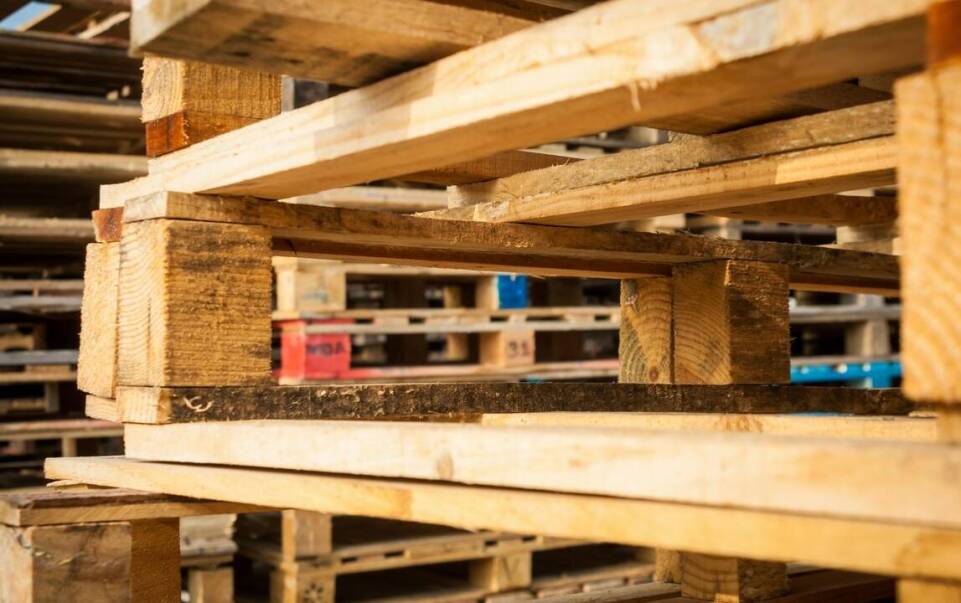 Jak personalizacja palet wpływa na firmową logistykę?