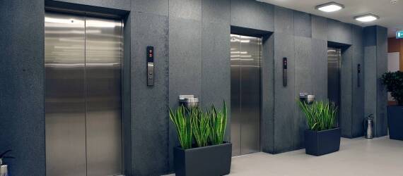 Jak monitorowanie budynku wpływa na bezpieczeństwo gości w apartamentach?