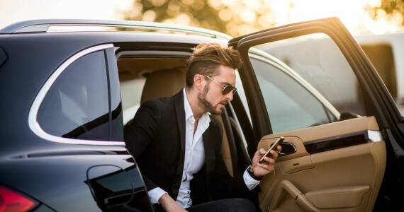 Jak firma wypożyczająca limuzyny wpływa na organizację biznesowych wyjazdów?