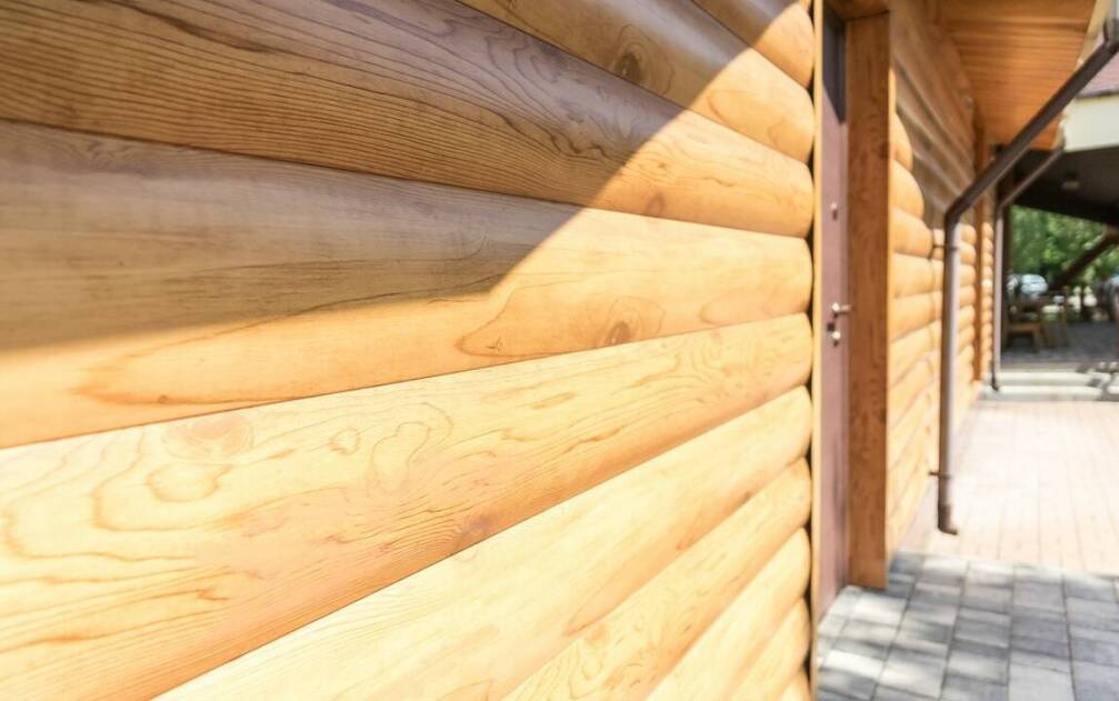 Wpływ naturalnego drewna na trwałość drewnianych garaży