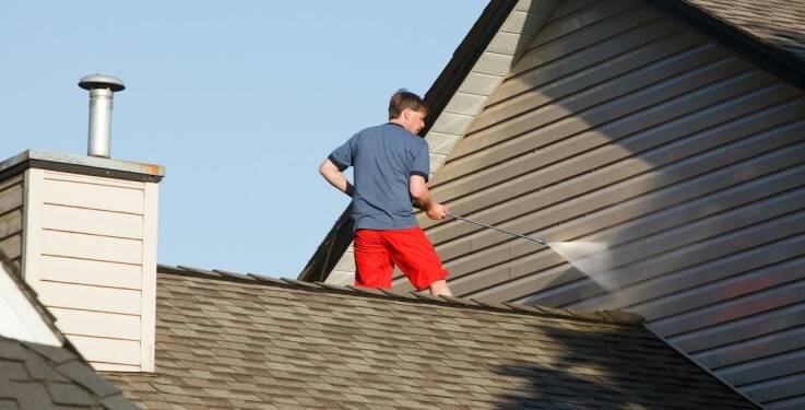 W jaki sposób czyszczenie i usuwanie mchów przedłuża żywotność dachu?