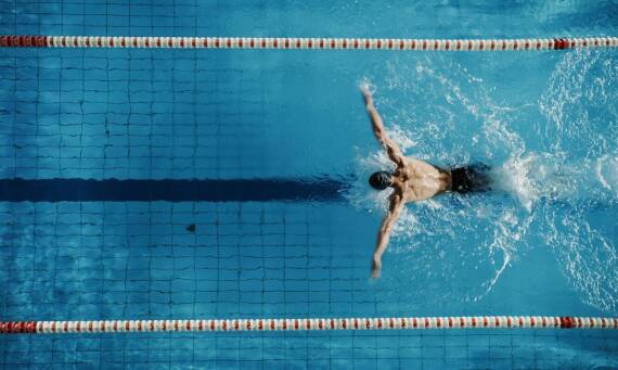 Techniki pływackie w triathlonie – jak doskonalić je?