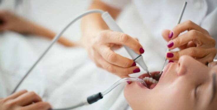 Dlaczego warto regularnie odwiedzać periodontologa dla zdrowia dziąseł?