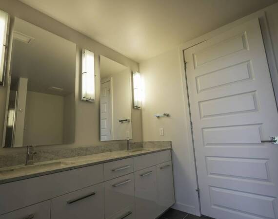 Jakie drzwi najlepiej sprawdzą się w pomieszczeniach o dużej wilgotności?