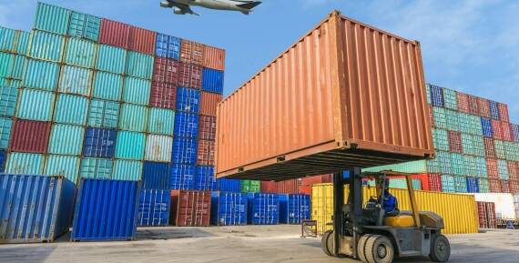 Bezpieczny transport kontenerów – co oferuje nowoczesny sprzęt?