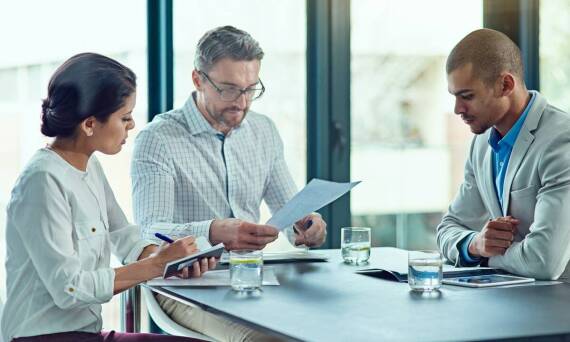 Proces mediacji jako sposób na poprawę współpracy w zespole.