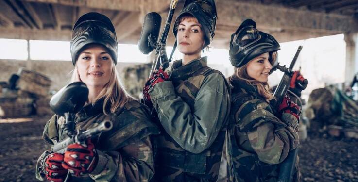 Laserowy paintball w hali i na zewnątrz - jakie są różnice i co wybrać?