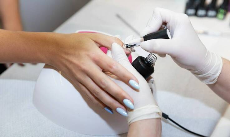 Hybrydowy manicure z lampą AI - krok po kroku