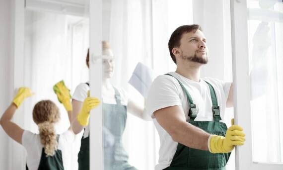 Jak profesjonalne czyszczenie plandek wpływa na jakość wynajmu namiotowych hal?