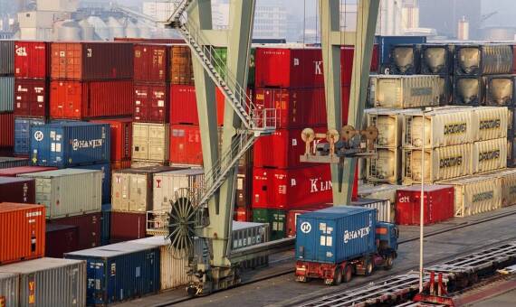 Jak transport kontenerów wspiera rozwój biznesu w Warszawie?