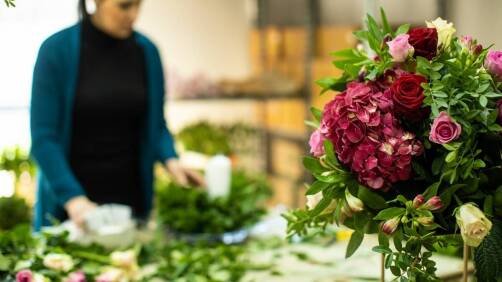 Jaką rolę odgrywa florysta przy wyborze kwiatów do restauracji i hoteli?