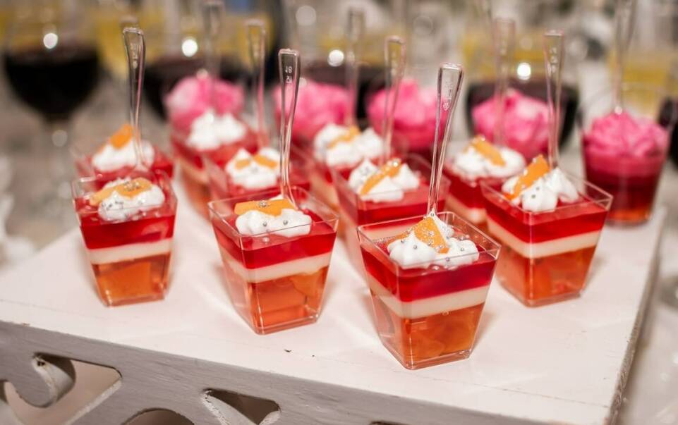 Jak wykorzystanie szwedzkiego stołu może wzbogacić imprezę na 18. urodziny?