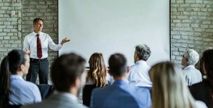 Sceniczny prompter a komfort mówcy podczas ważnych wydarzeń
