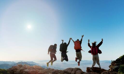 Skoki spadochronowe w tandemie a rozwój osobisty: jakie korzyści niesie ta przygoda ze sobą?