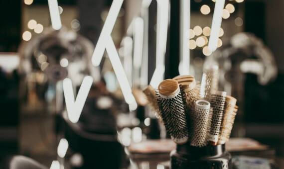 Jak przygotować się do wizyty u fryzjera na Pradze w Warszawie?