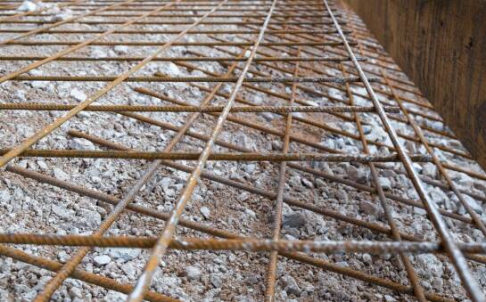 Praktyczne zastosowania żebrowanych prętów stalowych w budowie dróg i autostrad