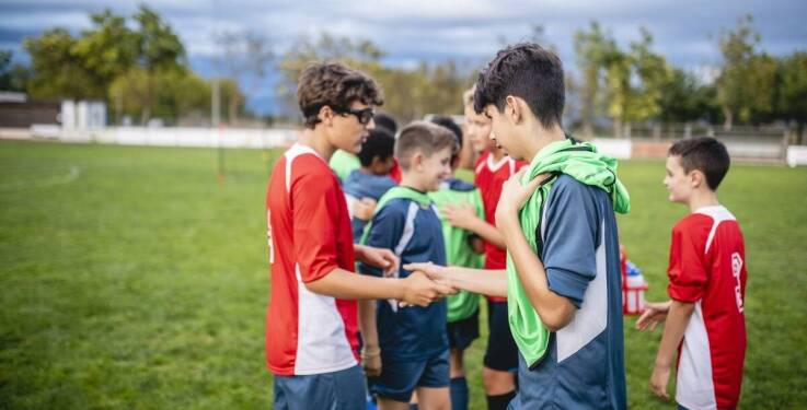 Jakie atrakcje oferują piłkarskie obozy tematyczne dla dzieci?