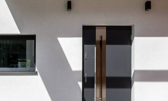 Jakie są kluczowe korzyści z montażu antywłamaniowych drzwi?