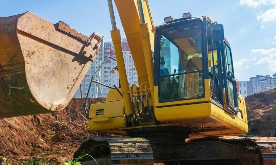 Zalety wynajmu koparki z operatorem do prac ziemnych i transportu materiałów