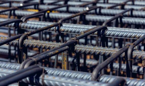 Jakie są zalety stosowania żebrowanych prętów zbrojeniowych o różnych średnicach?