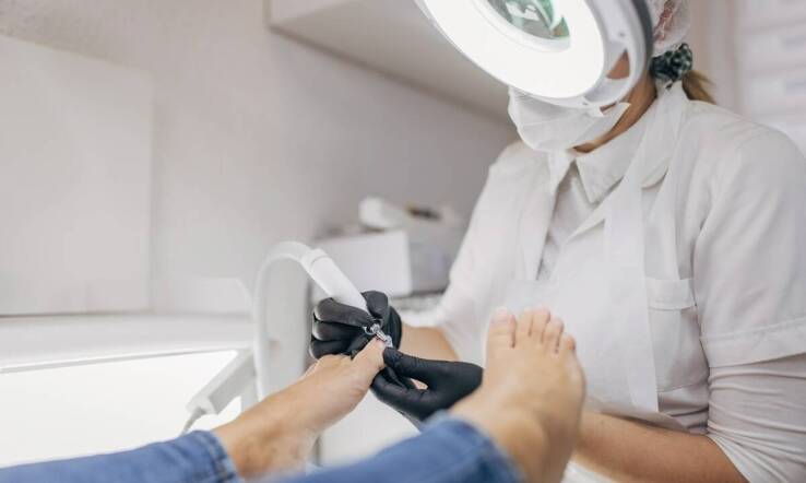 Jak efektywnie dbać o stopy dzięki medycznemu pedicure?