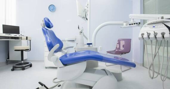 Koszty wizyt u dentysty: Co wpływa na cenę stomatologicznego leczenia?