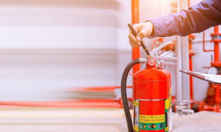 Jak dostosować szkolenie PPOŻ do specyfiki różnych miejsc pracy?