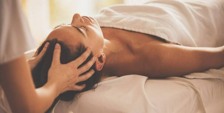 Masaż twarzy jako sposób na relaks i poprawę kondycji skóry.