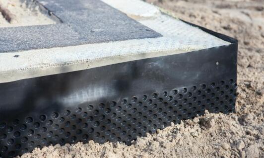 Odwadnianie powierzchni a ochrona fundamentów przed wilgocią