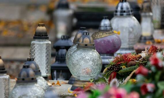 Jak nasze florystyczne doświadczenie wpływa na wybór kwiatów na Święto Zmarłych?