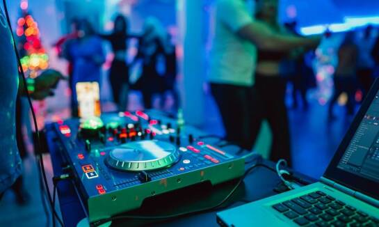 DJ w Mysłowicach: Jak dopasowuje repertuar do gustu gości?
