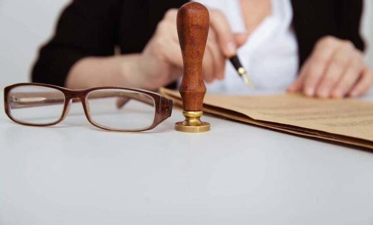 Czy każda umowa musi być podpisana u notariusza?