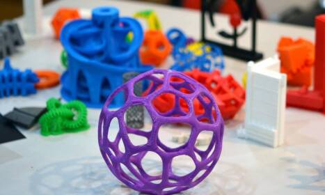 Jak technologia druku 3D wpływa na rozwój rynku dekoracyjnych figurek?