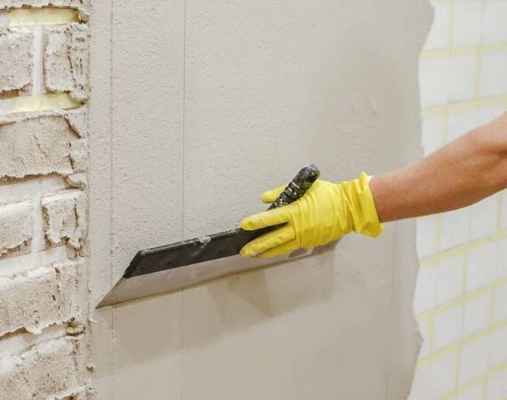 Szpachlowanie i jego znaczenie w przygotowaniu powierzchni do montażu paneli