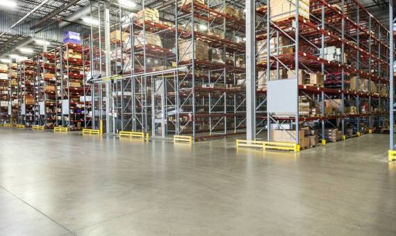 Jak spełniać najwyższe standardy bezpieczeństwa przy wewnętrznej zabudowie hali?