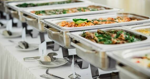 Catering na uroczystości – jak dostosować menu do okazji?