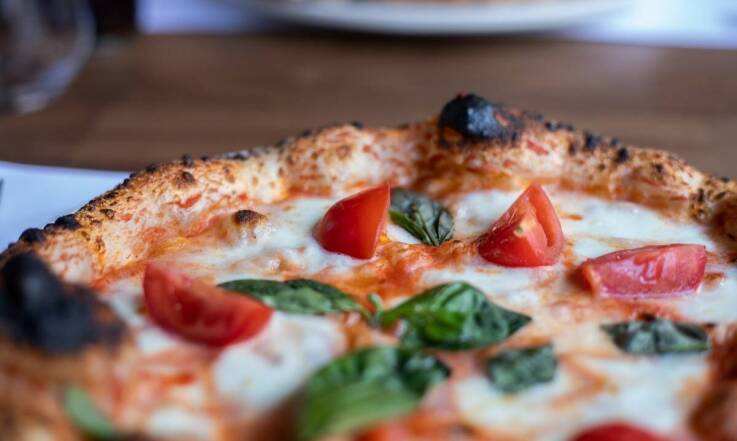 Jakie specjały oferuje nasza restauracja dla miłośników pizzy?