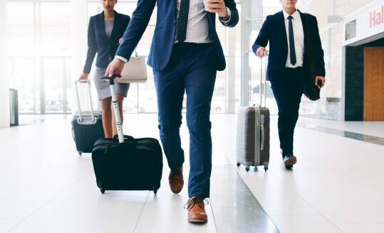 Jakie są najczęściej popełniane błędy przy wyborze transportu na lotnisko?