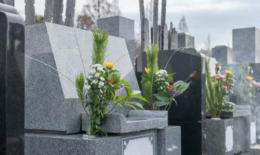 Jakie są najtrwalsze materiały na cmentarne wazony?