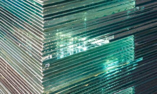 Właściwości hartowanego szkła: dlaczego jest idealnym wyborem do wzierników?