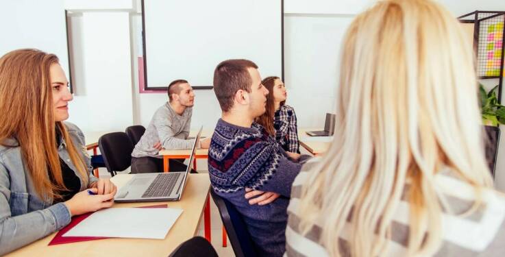Kursy językowe w Szczecinie – jak praktyczne ćwiczenia wspierają naukę języka?