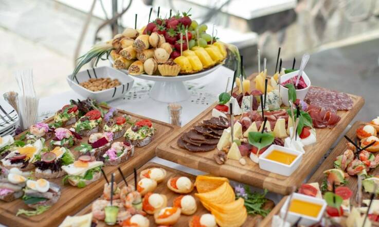 Jakie są najczęściej wybierane potrawy w cateringu na przyjęciach rodzinnych?