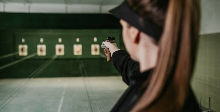 Jakie są dostępne edukacyjne programy dla młodzieży na strzelnicy?