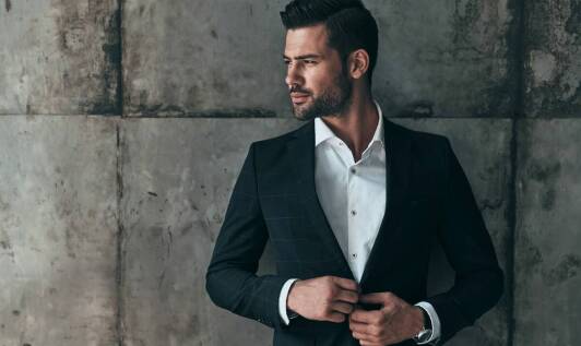 Moda męska: jak dopasować koszulę do garnituru?