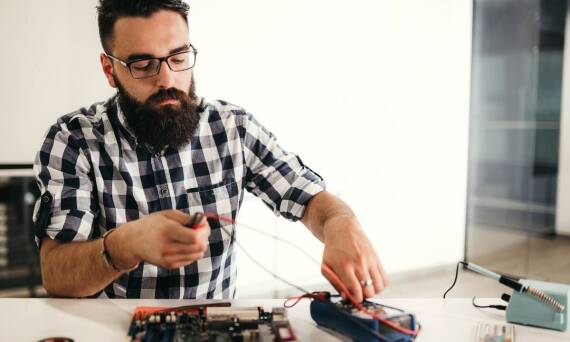 Jakie są zalety współpracy z ekspertami przy serwisie sterowników AS-B?