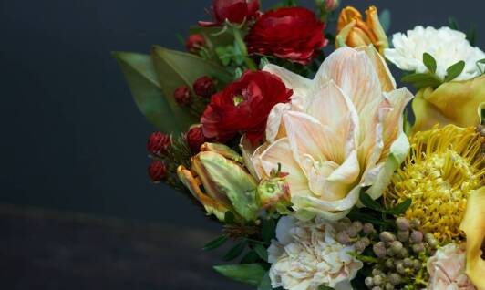 Kolorystyka kwiatów a nastrój wydarzenia – jak to działa?