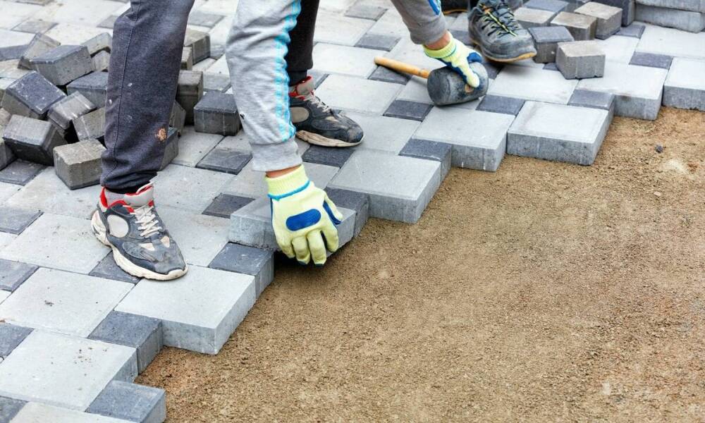 Efektywność i precyzja układania brukowej kostki z wykorzystaniem nowoczesnych maszyn