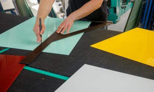 Proces wyboru odpowiednich szyb do okien z PCV