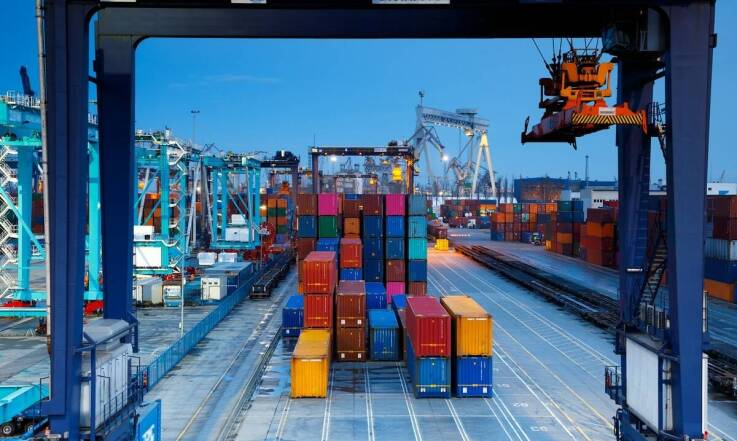 Transport kontenerów: Kluczowe trendy i zmieniające się technologie